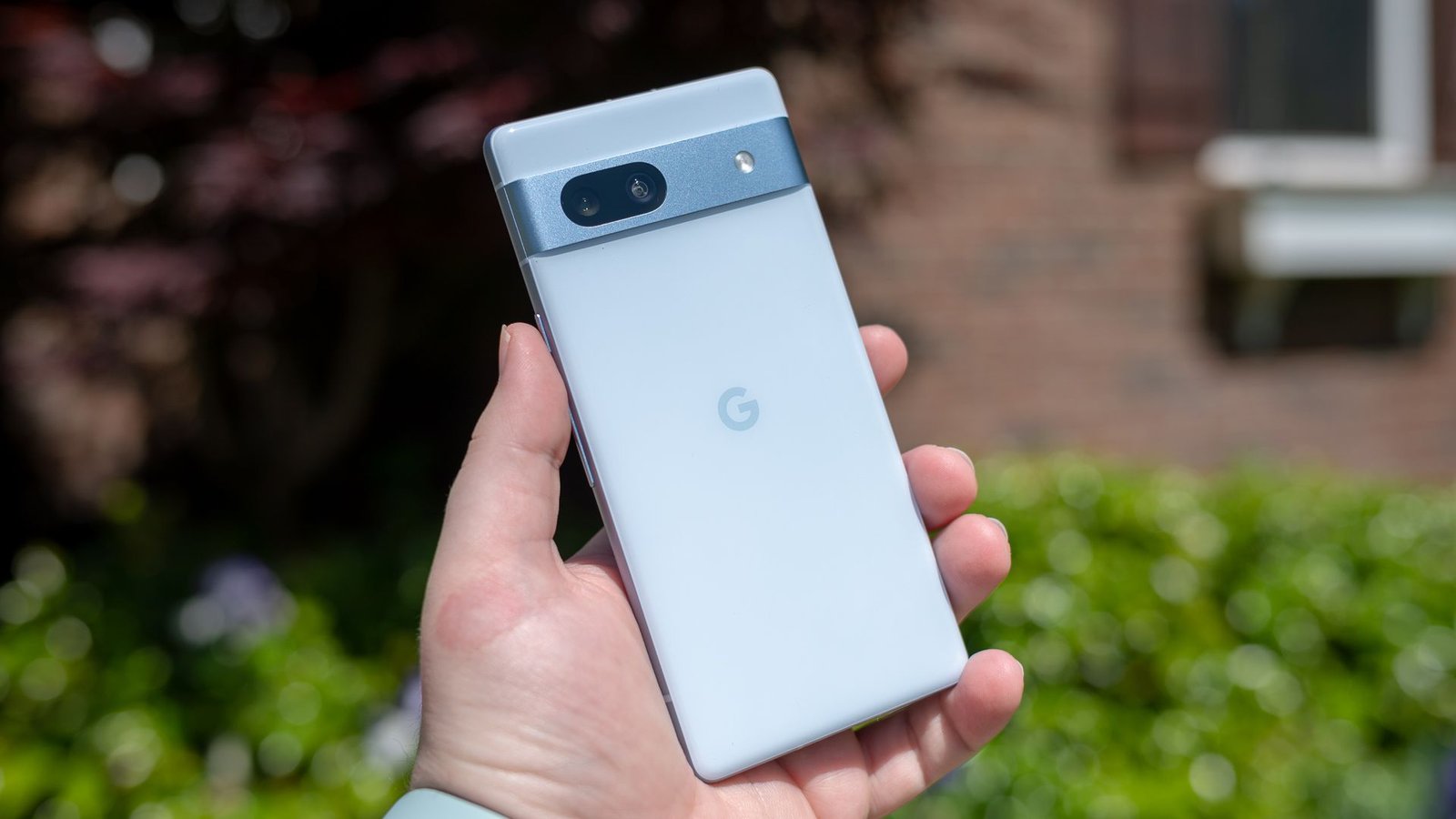 Personne tenant le Google Pixel 7A-2