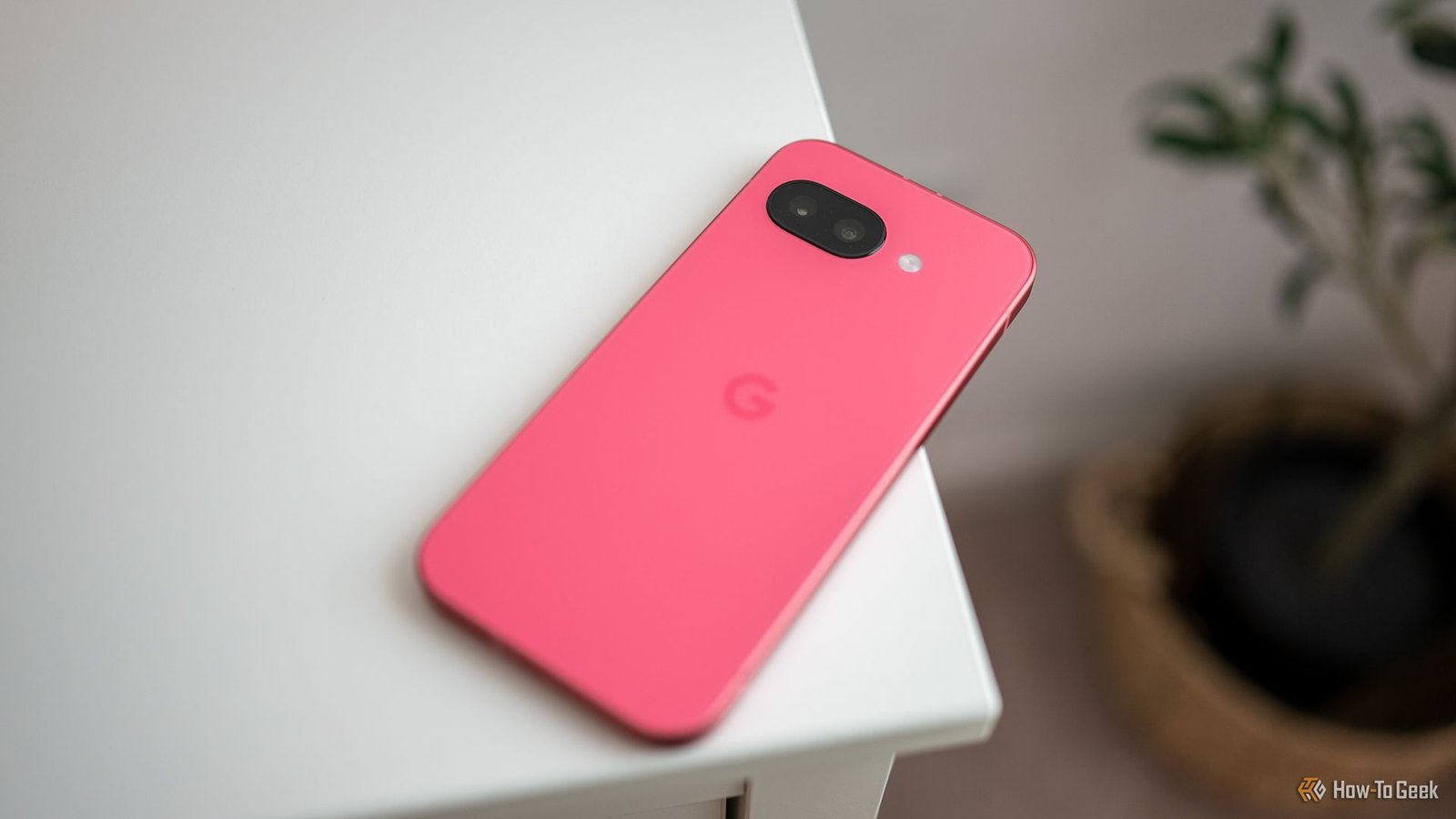 Google Pixel 9a allongé sur une table.