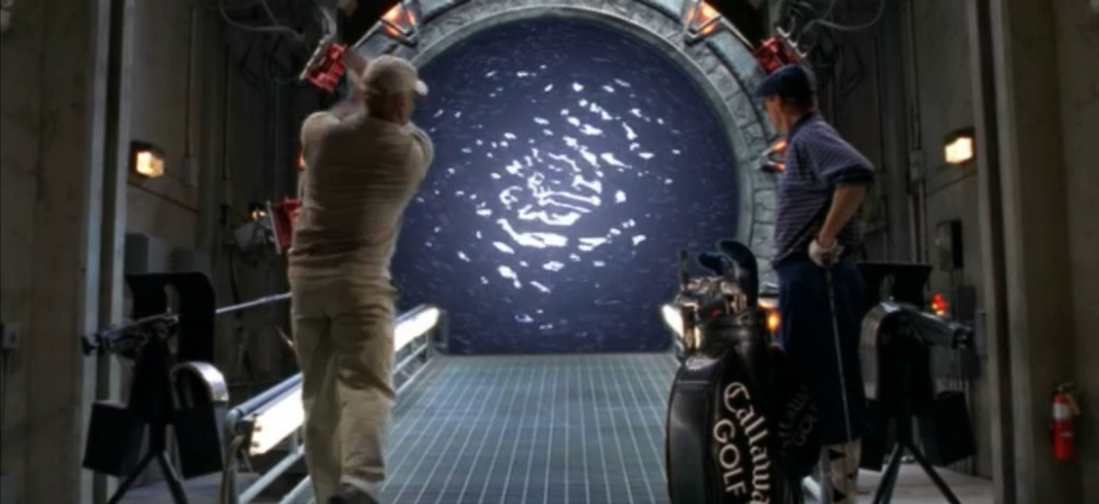 Les membres d'équipage du SG-1 jouent au golf à travers le Stargate.