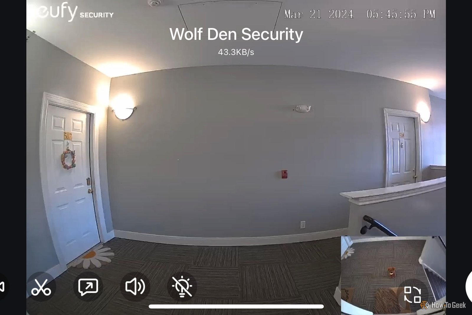La sonnette vidéo Eufy Security E340 montrant le hall avant d'un immeuble d'appartements