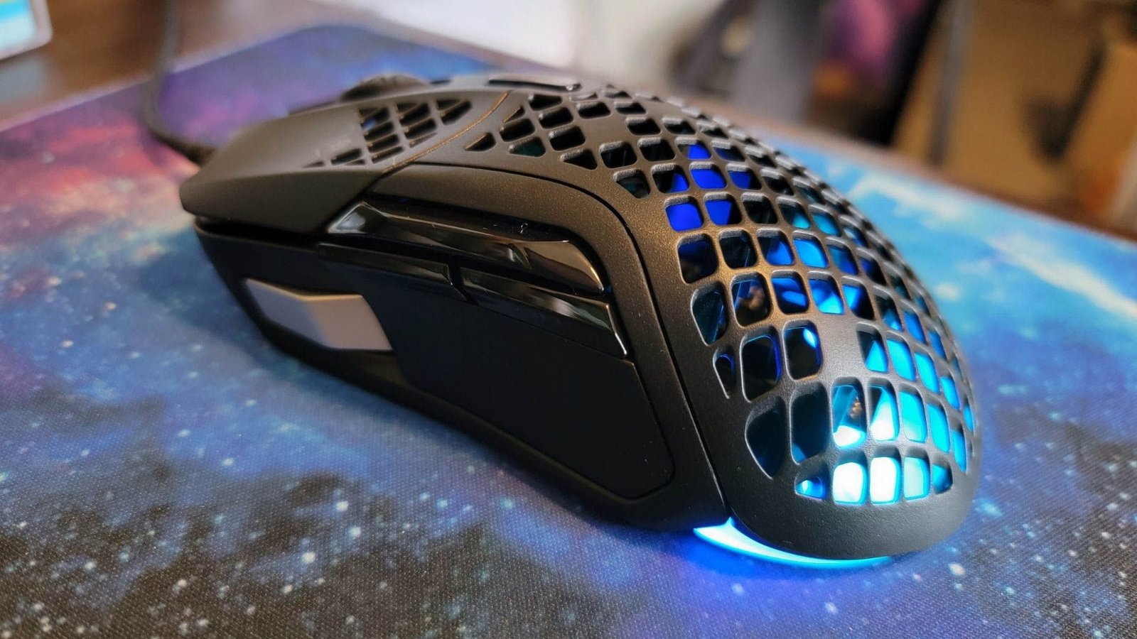 Côté latéral des SteelSeries Aerox 5 Gaming Mouse avec lumière LED bleue