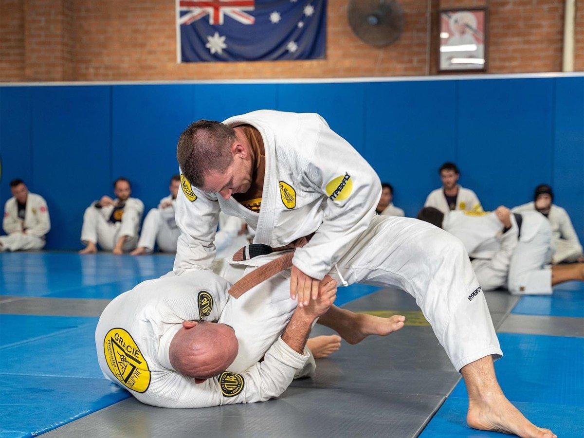 Deux hommes dans un combat Jiu Jitsu