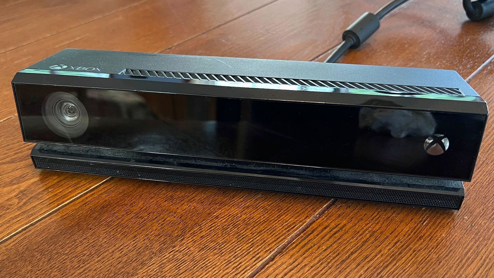 Une caméra Xbox One Kinect sur une table de salle à manger.