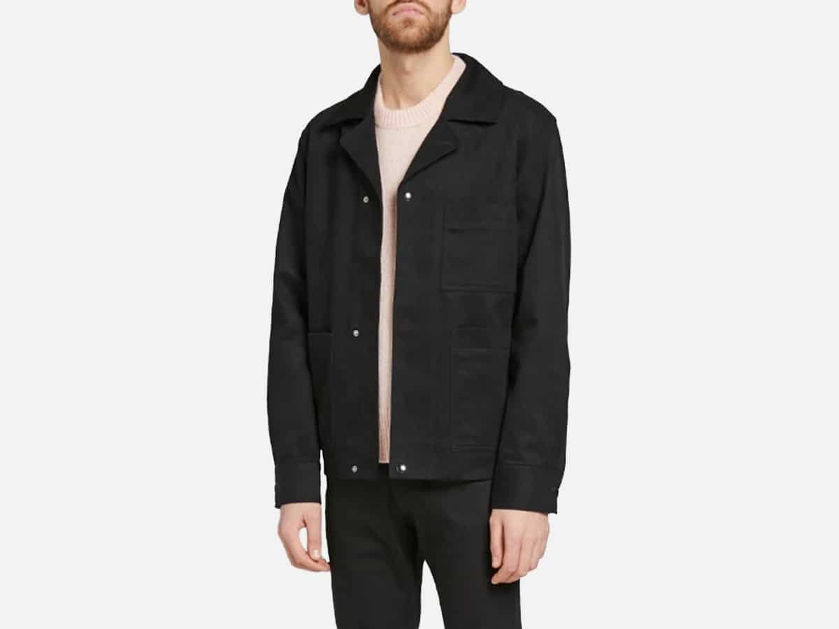 Modèle masculin dans une veste en swill