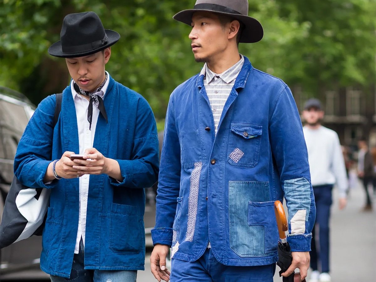 Deux modèles masculins dans un manteau de corvée