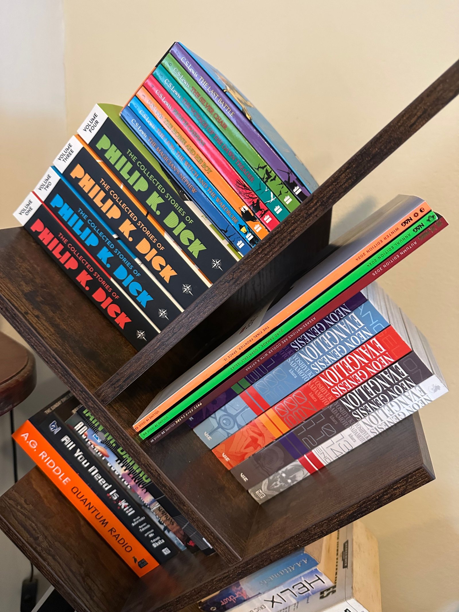 Magazines NAG sur une étagère entre autres livres.