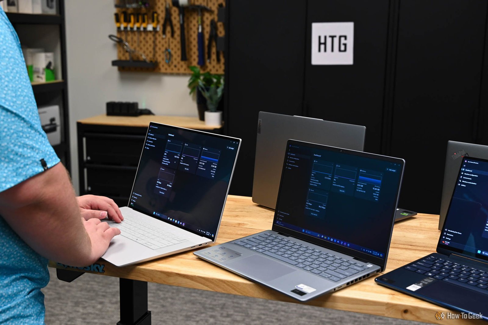 Personne testant les performances d'un ordinateur portable