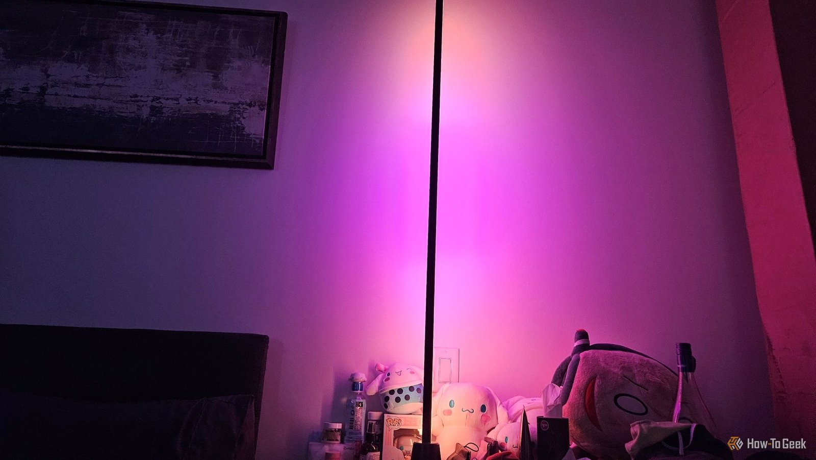 La lumière du sol dégradé de l'usine illuminant un mur.