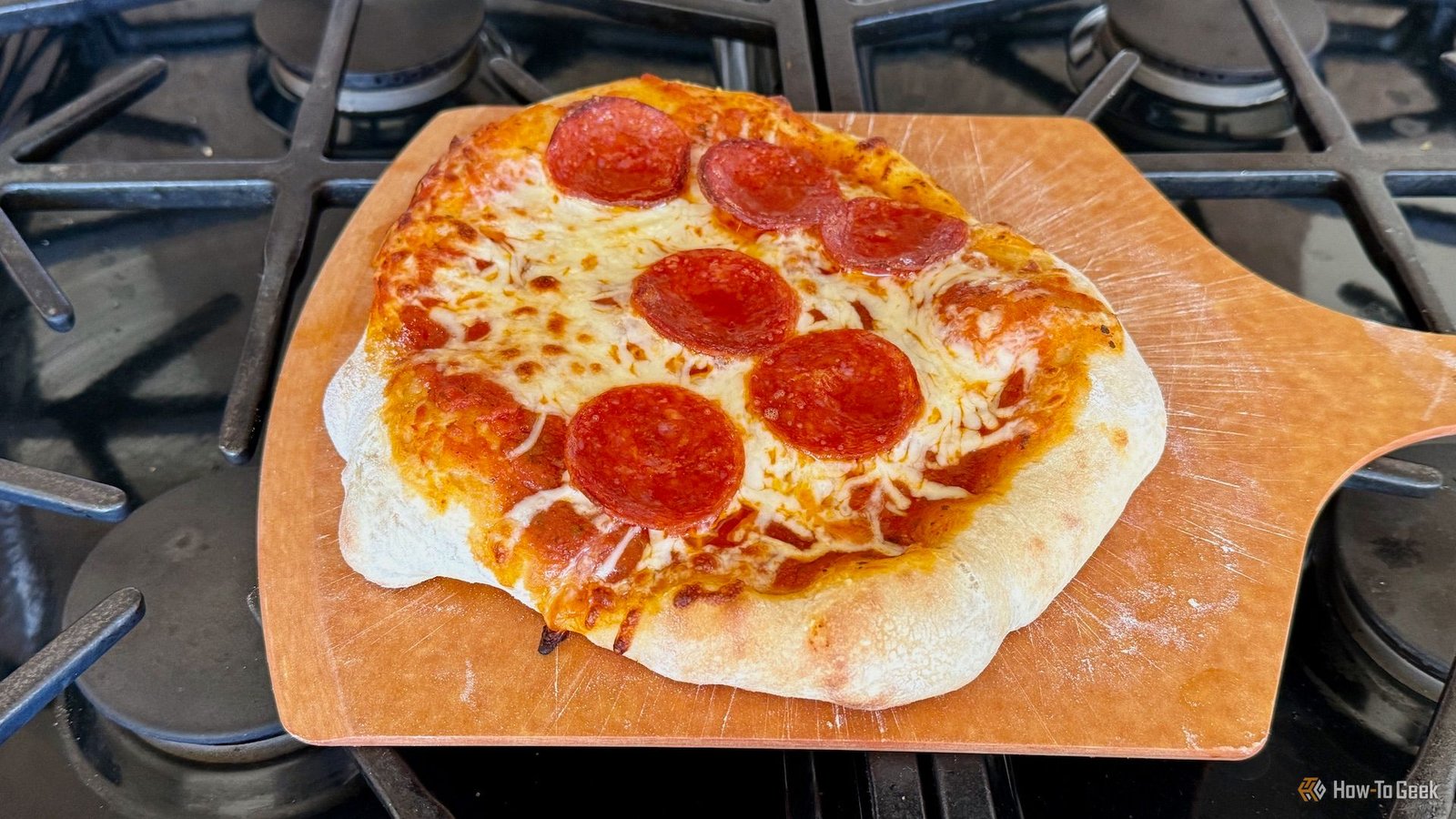 Pizza sur une planche faite dans le modèle actuel P.