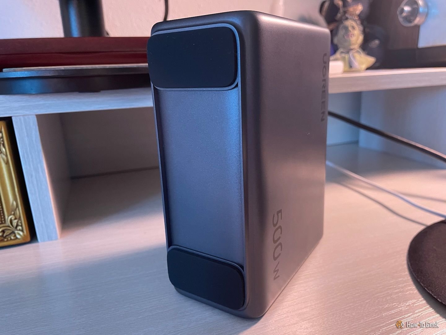 Les pieds en caoutchouc au fond du chargeur de bureau Ugreen Nexode 500W.