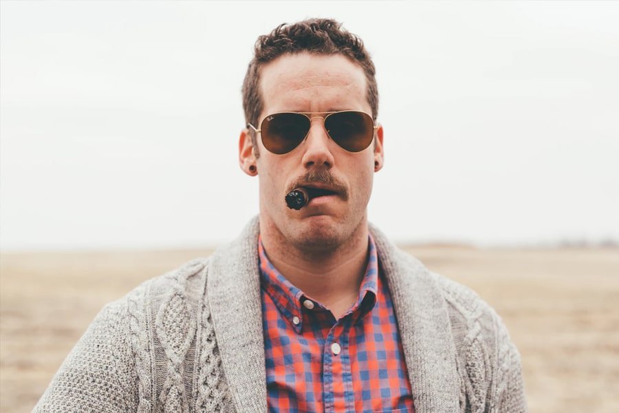 Homme avec de la moustache fumer du cigare