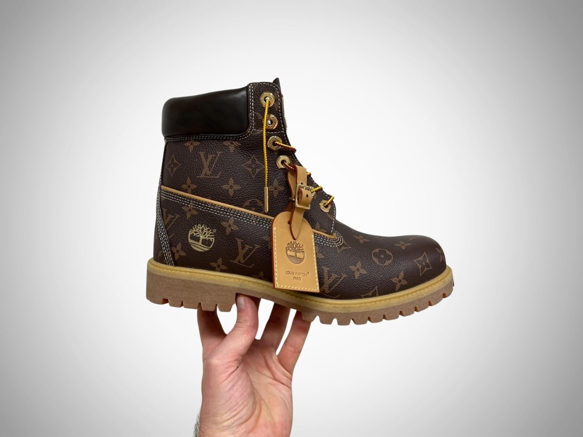 Louis Vuitton x Timberland Gold à la main 2