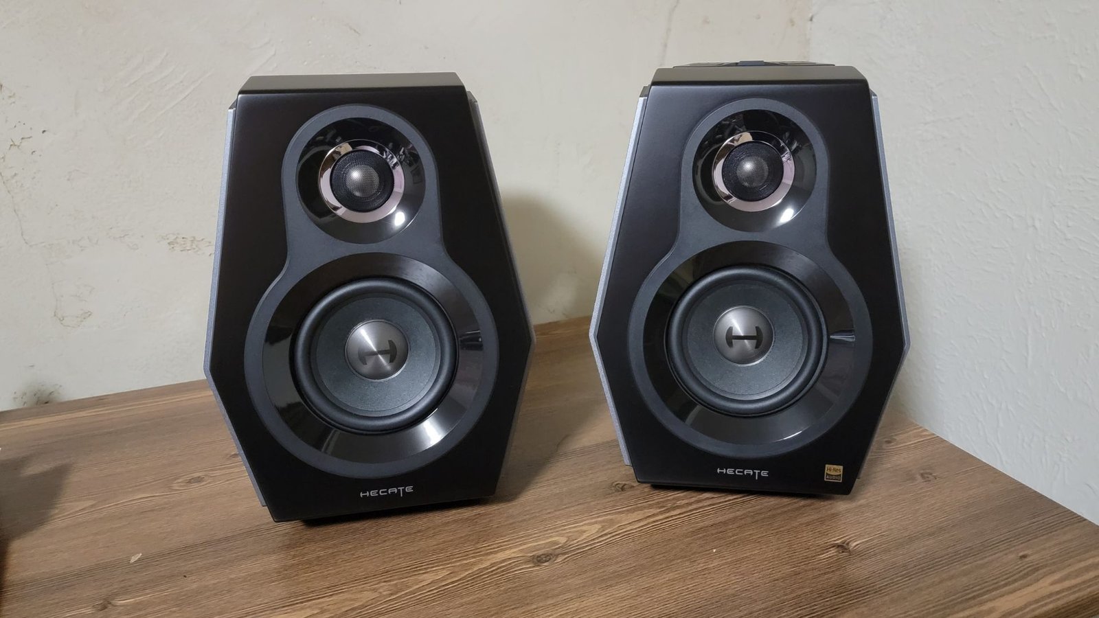 Les deux haut-parleurs de bureau Edifier Hecate G5000
