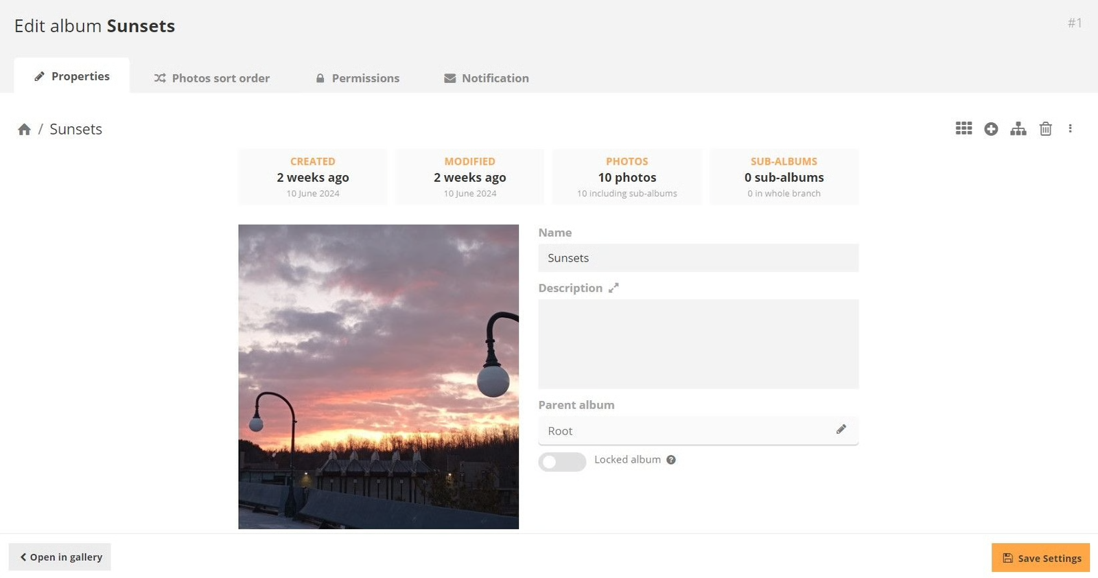 Une photographie dans un album intitulé «Sunsts» avec une forme pour modifier le nom et la description.