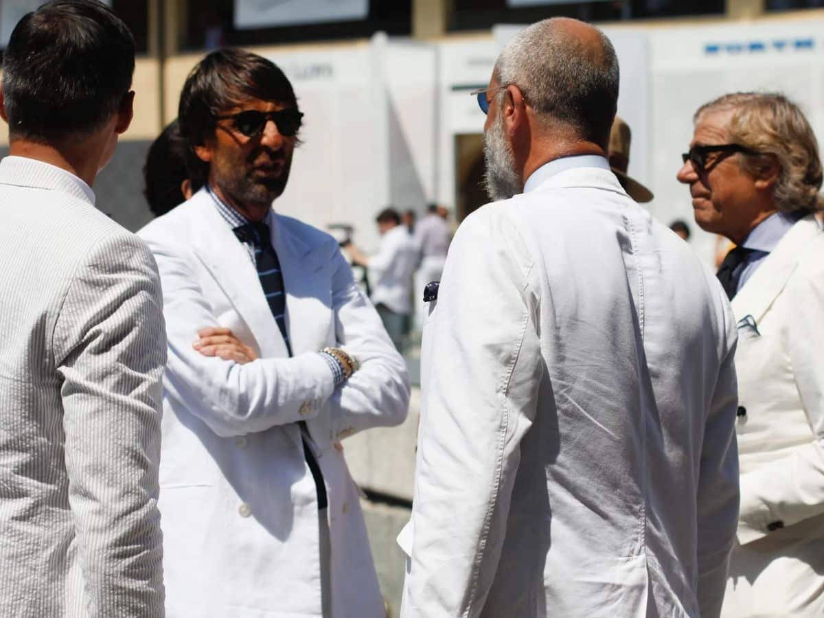 Hommes en costumes blancs