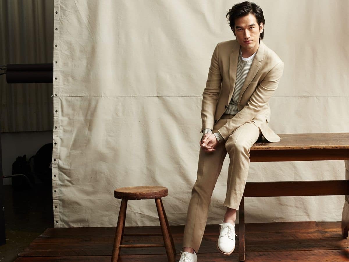 Homme dans un costume beige
