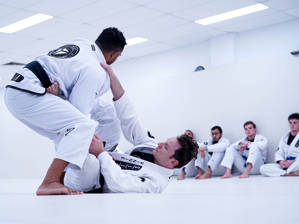 Deux hommes dans un combat Jiu Jitsu