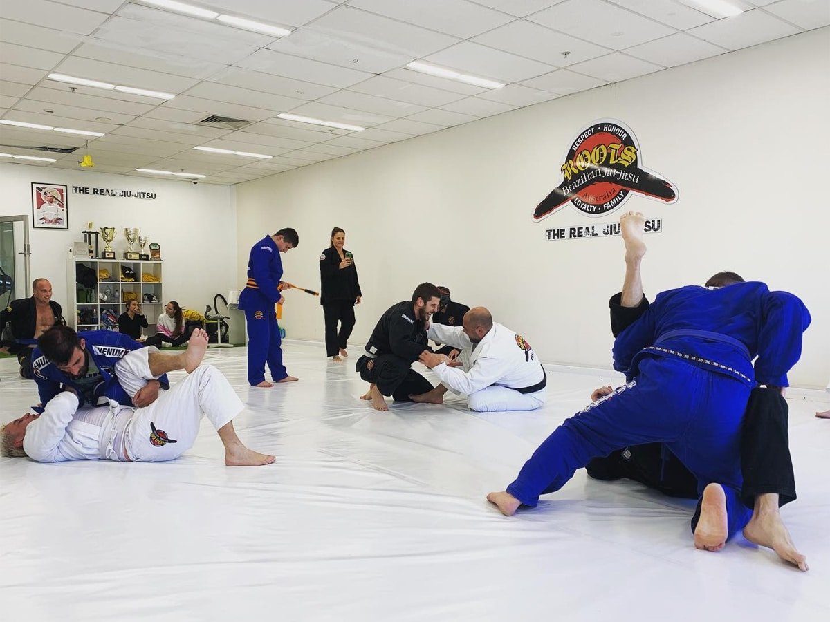 hommes dans un combat jiu jitsu