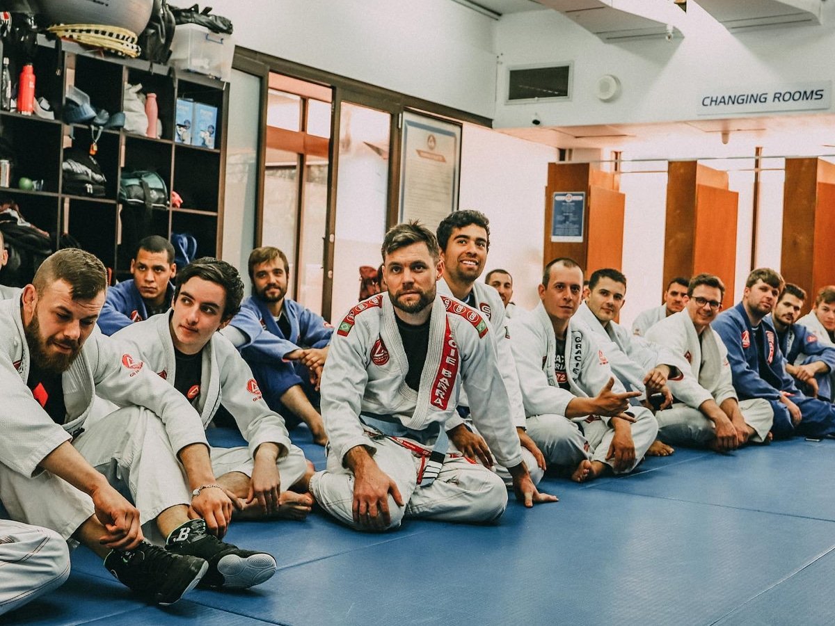 Hommes à l'intérieur d'un gymnase Jiu Jitsu