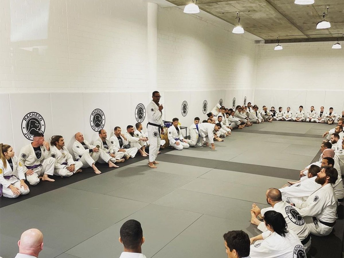 Classe Jiu Jitsu à l'intérieur du gymnase