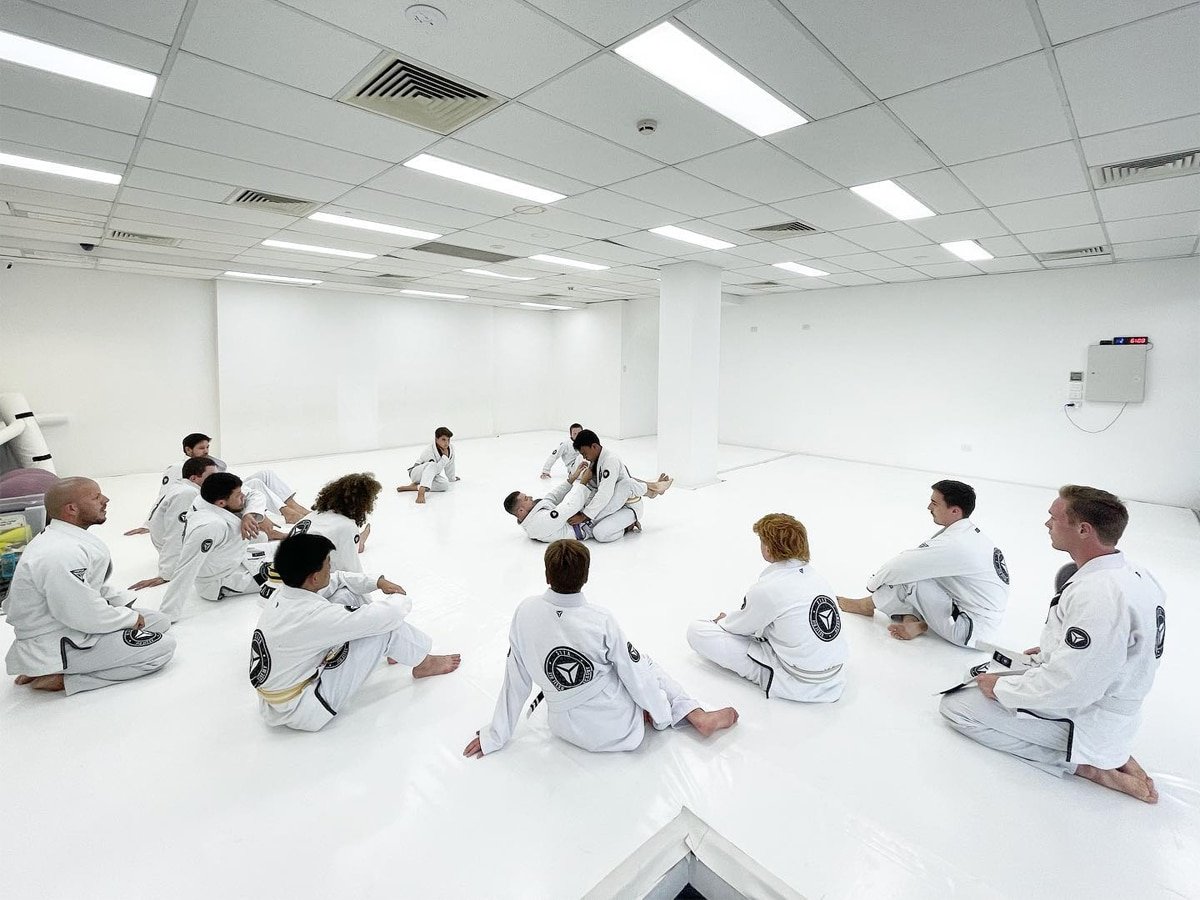 Deux hommes dans un combat Jiu Jitsu avec les spectateurs