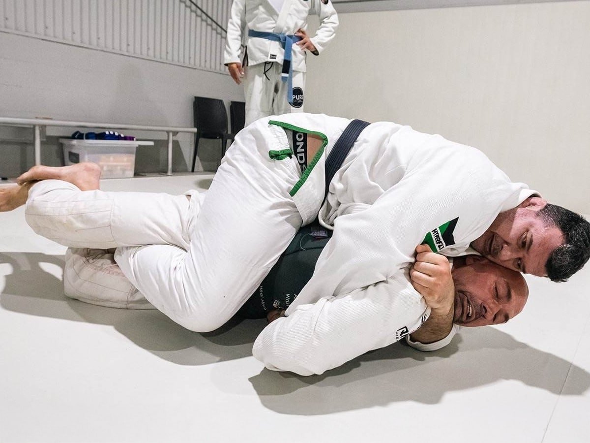 Deux hommes dans un combat Jiu Jitsu