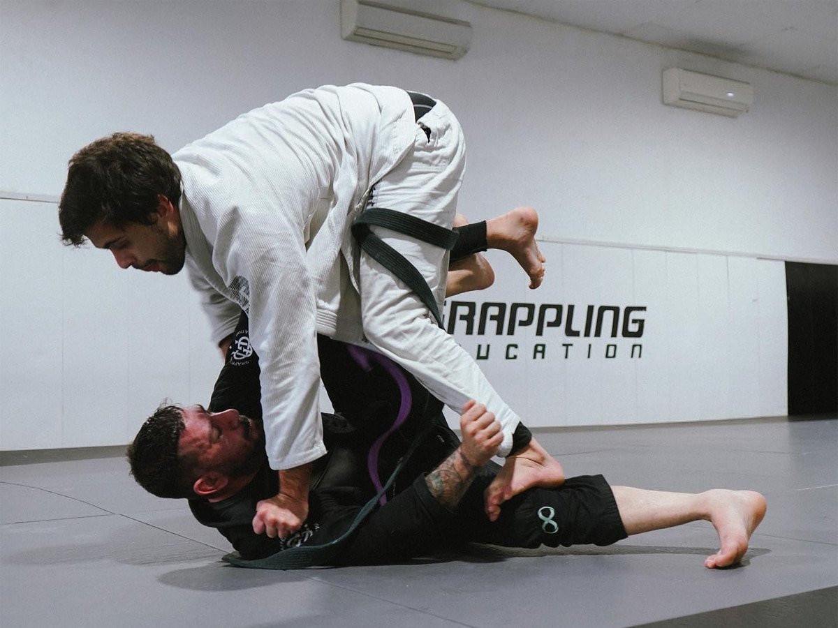 Deux hommes dans un combat Jiu Jitsu