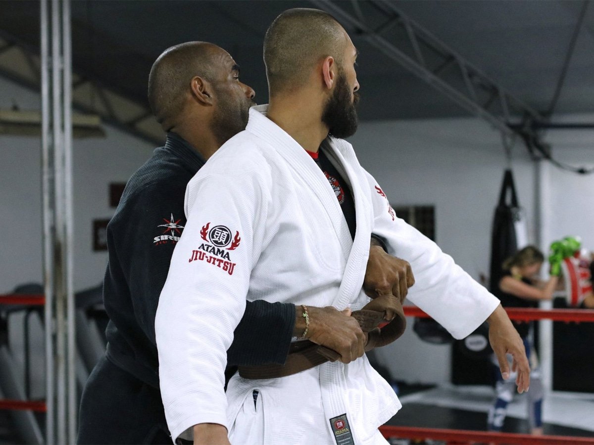 Homme recevant une ceinture brune