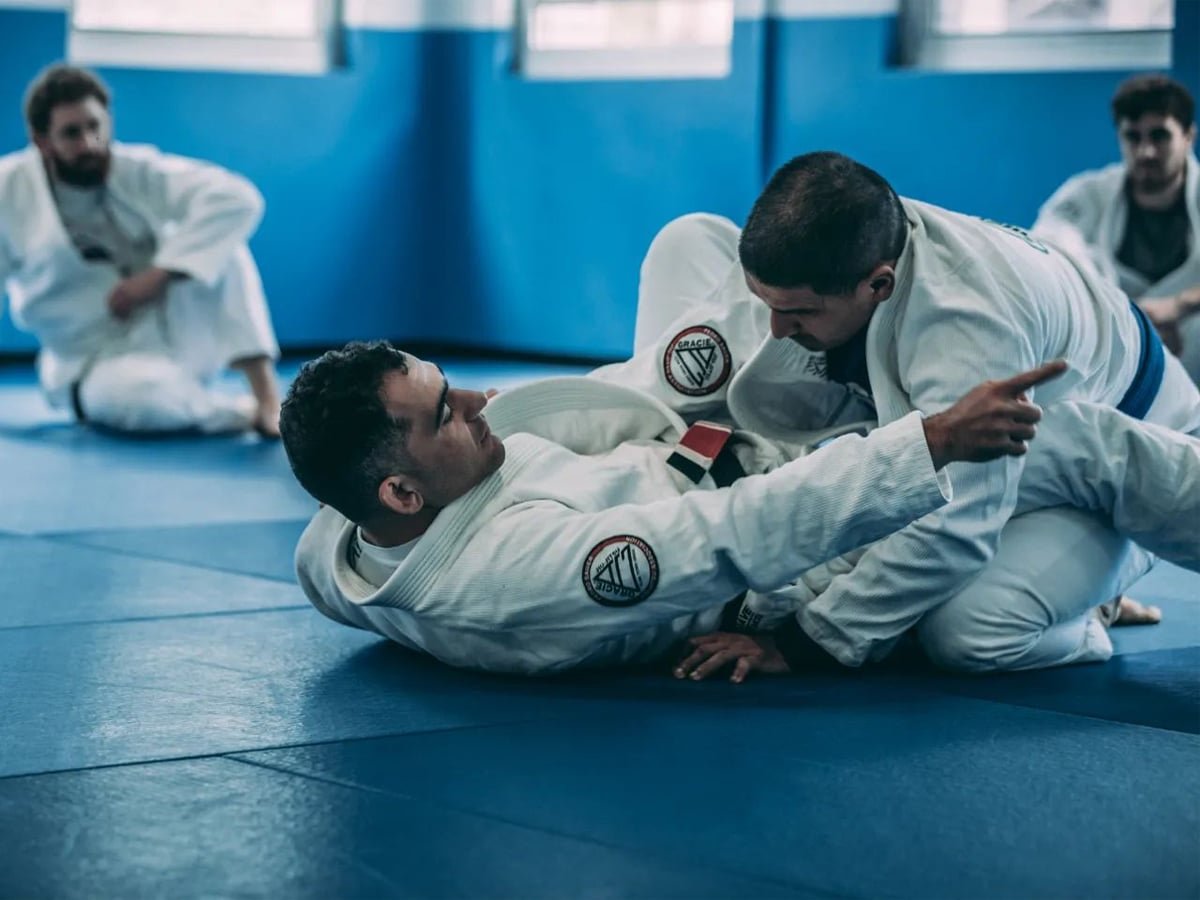 Deux hommes dans un combat Jiu Jitsu