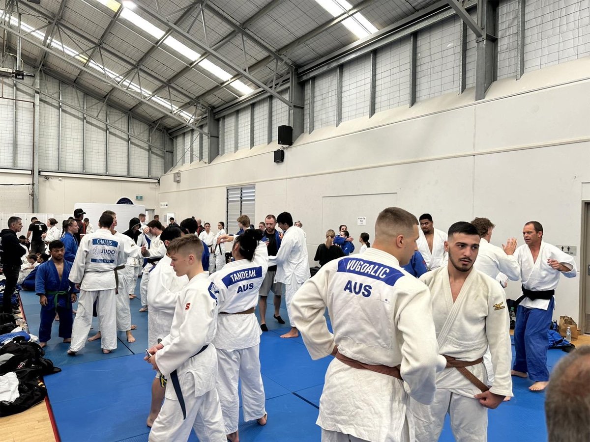 Hommes à l'intérieur du gymnase Jiu Jitsu
