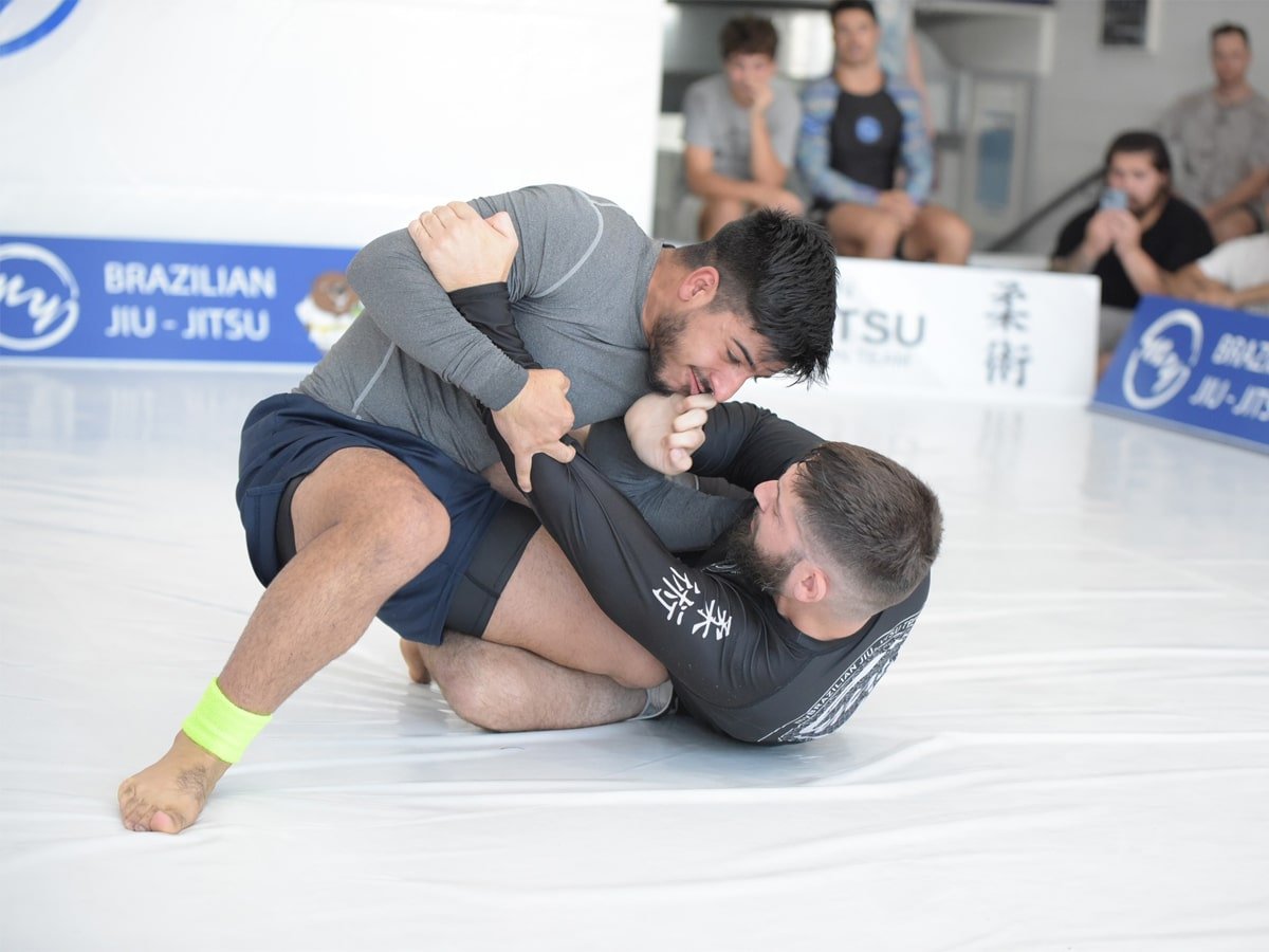 Deux hommes dans un combat Jiu Jitsu