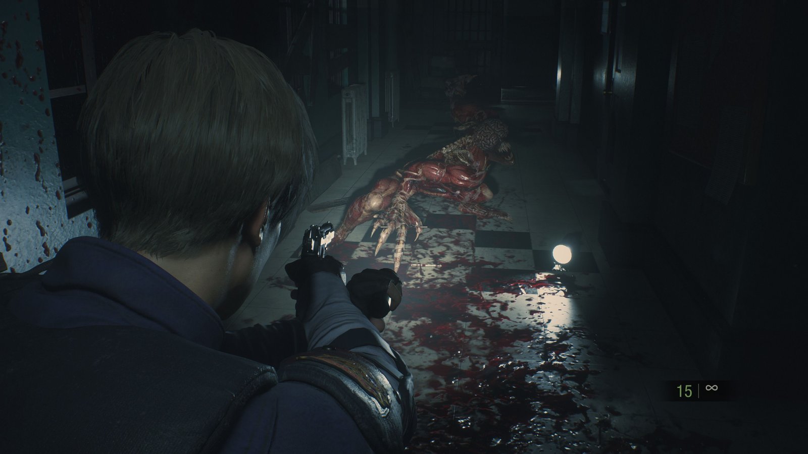 Un lécher sur le point d'attaquer Leon dans le remake de Resident Evil 2.