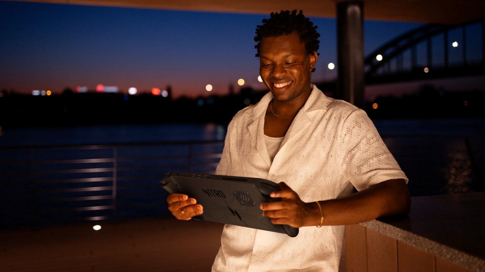Un homme jouant sur l'Acer Nitro Blaze 11.