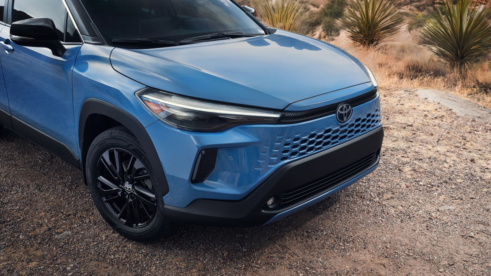 Close-up Shot de l'extrémité avant d'une Toyota Corolla Cross Blue 2026.