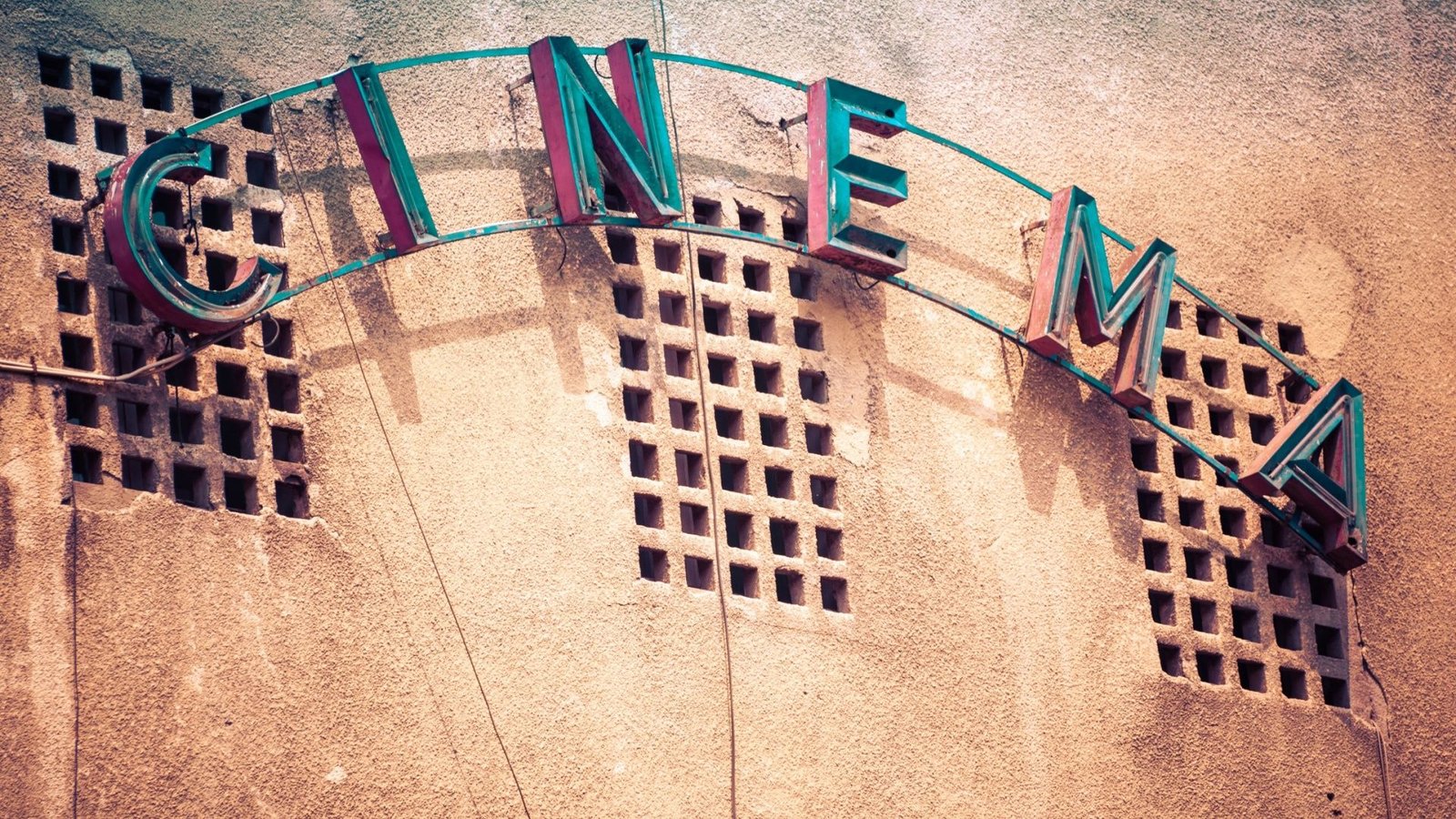 Façade vintage du vieux cinéma à Bucarest Roumanie.