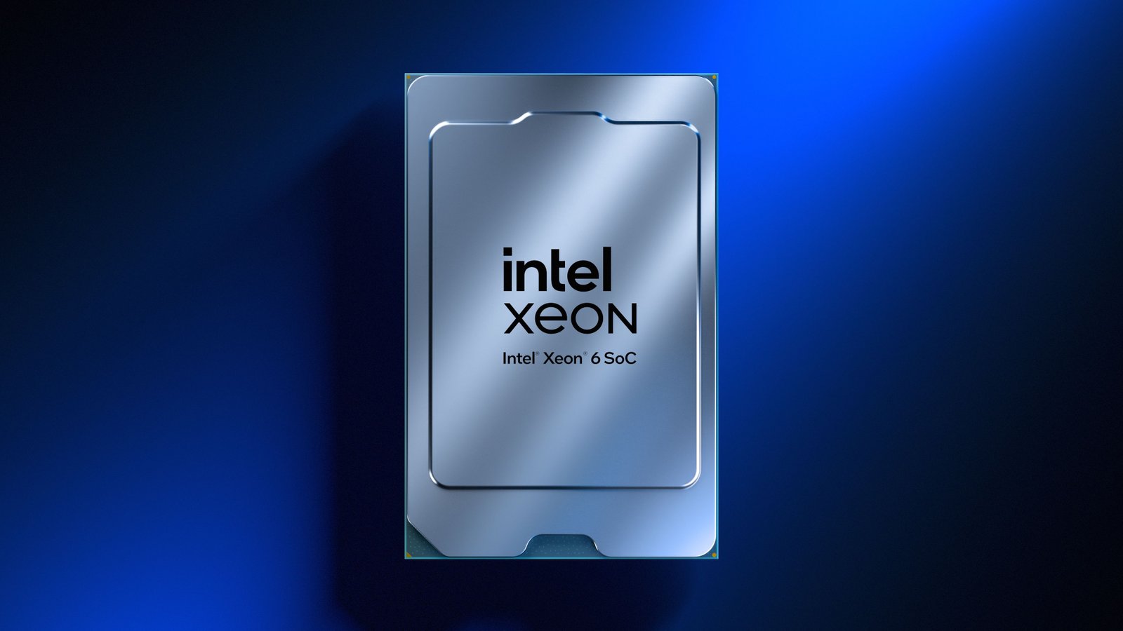 Un processeur Intel Xeon argenté élégant sur un fond bleu dégradé.