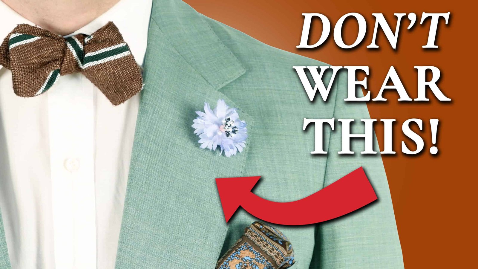 Ne portez jamais à un enterrement 3840x2160 V1 à l'échelle Un ensemble composé d'un costume vert clair, d'une chemise blanche, d'un nœud papillon à rayures orange et d'une boutonnière colorée et d'un carré de poche; Le texte lit, "Ne portez pas ça!" avec une flèche pointant vers l'ensemble.