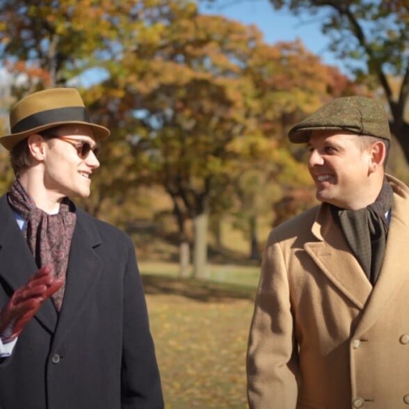 Gentleman valorise le travail d'équipe Deux amis bien habillés partagent une conversation légère