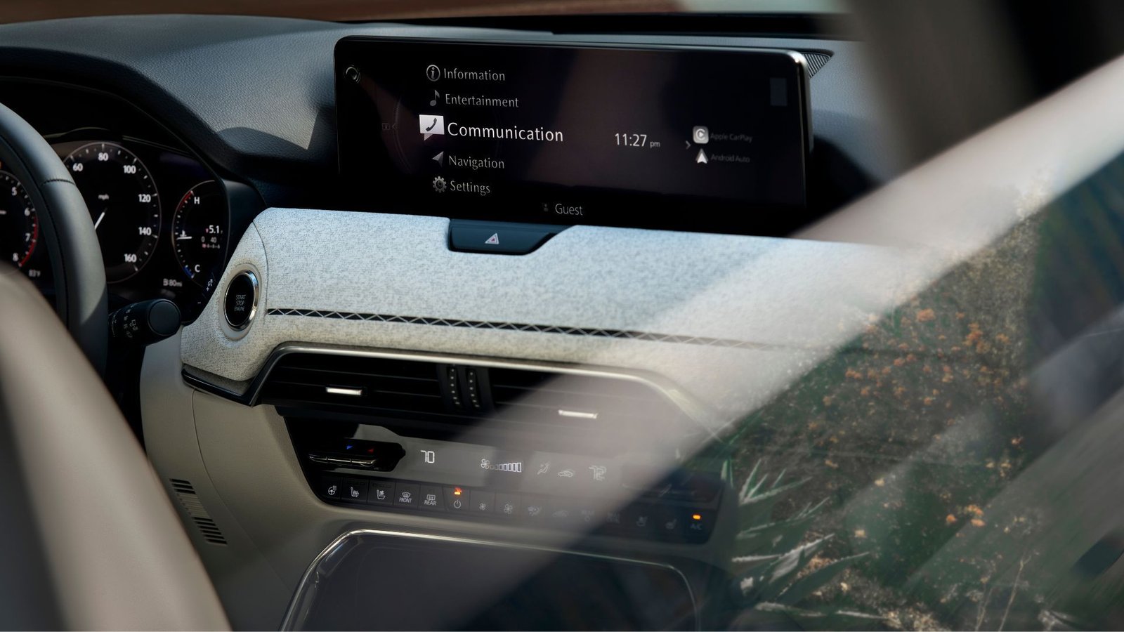Close-up Shot de l'écran d'infodivertissement dans une Mazda CX-90 en 2025.