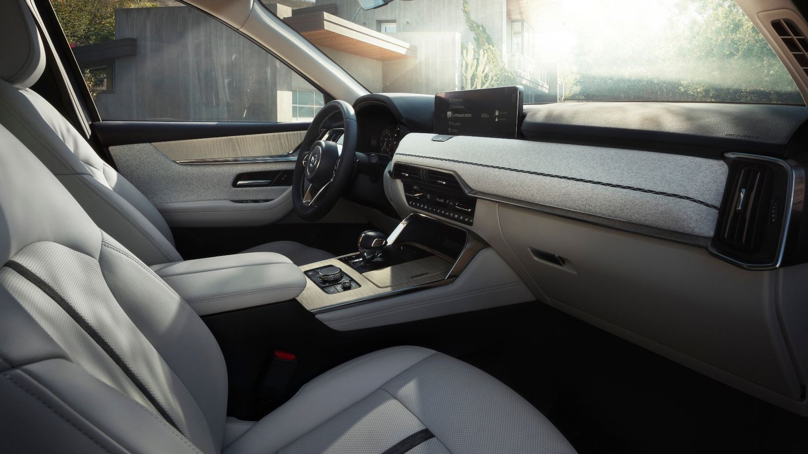 Tourné à l'intérieur de la cabine d'une Mazda CX-90 2025 montrant l'intérieur.