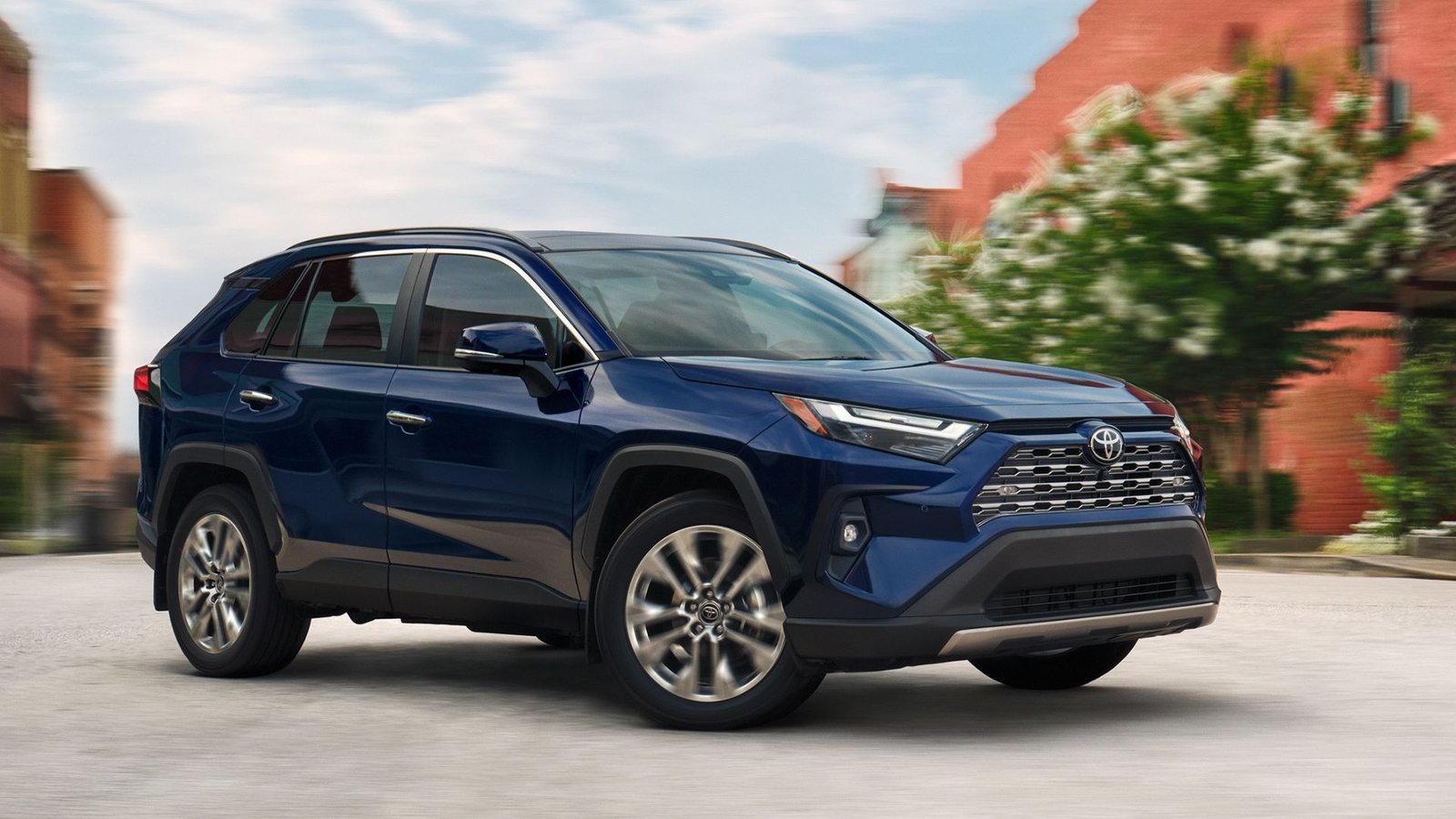 Dynamic Front 3/4 tir d'une Toyota Rav4 bleue 2025 conduisant dans une ville.