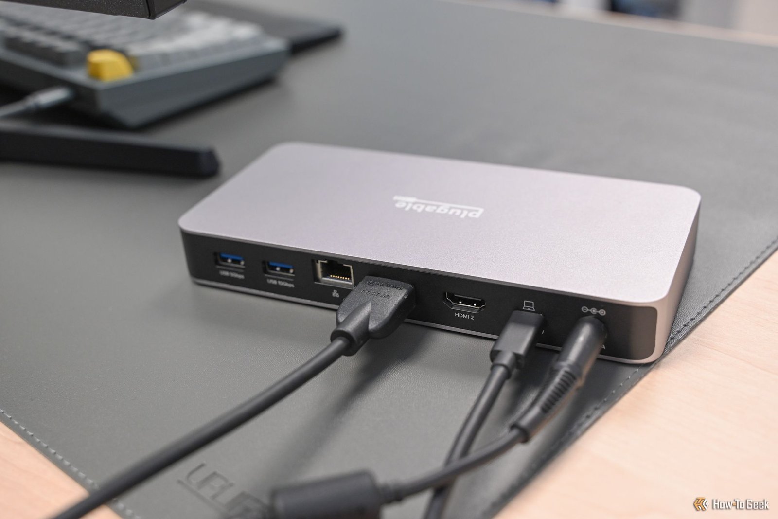 Câbles branchés à l'arrière de la station d'accueil HDMI USB4 Dual HDMI. 