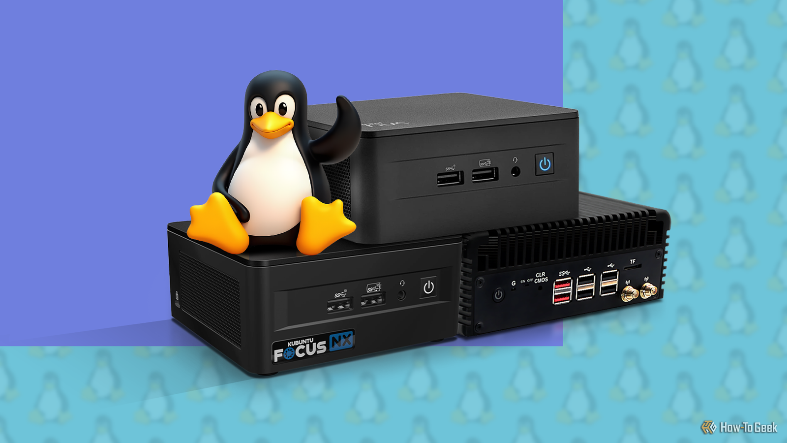 Quelques mini PC côte à côte avec la mascotte Linux au-dessus d'eux.
