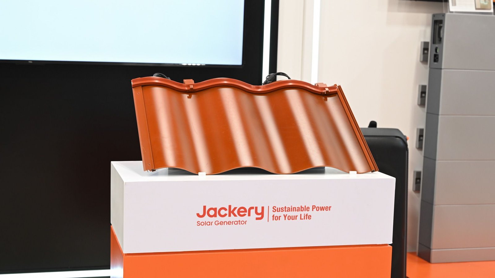 Panneaux solaires de toit incurvé Jackery au CES 2025