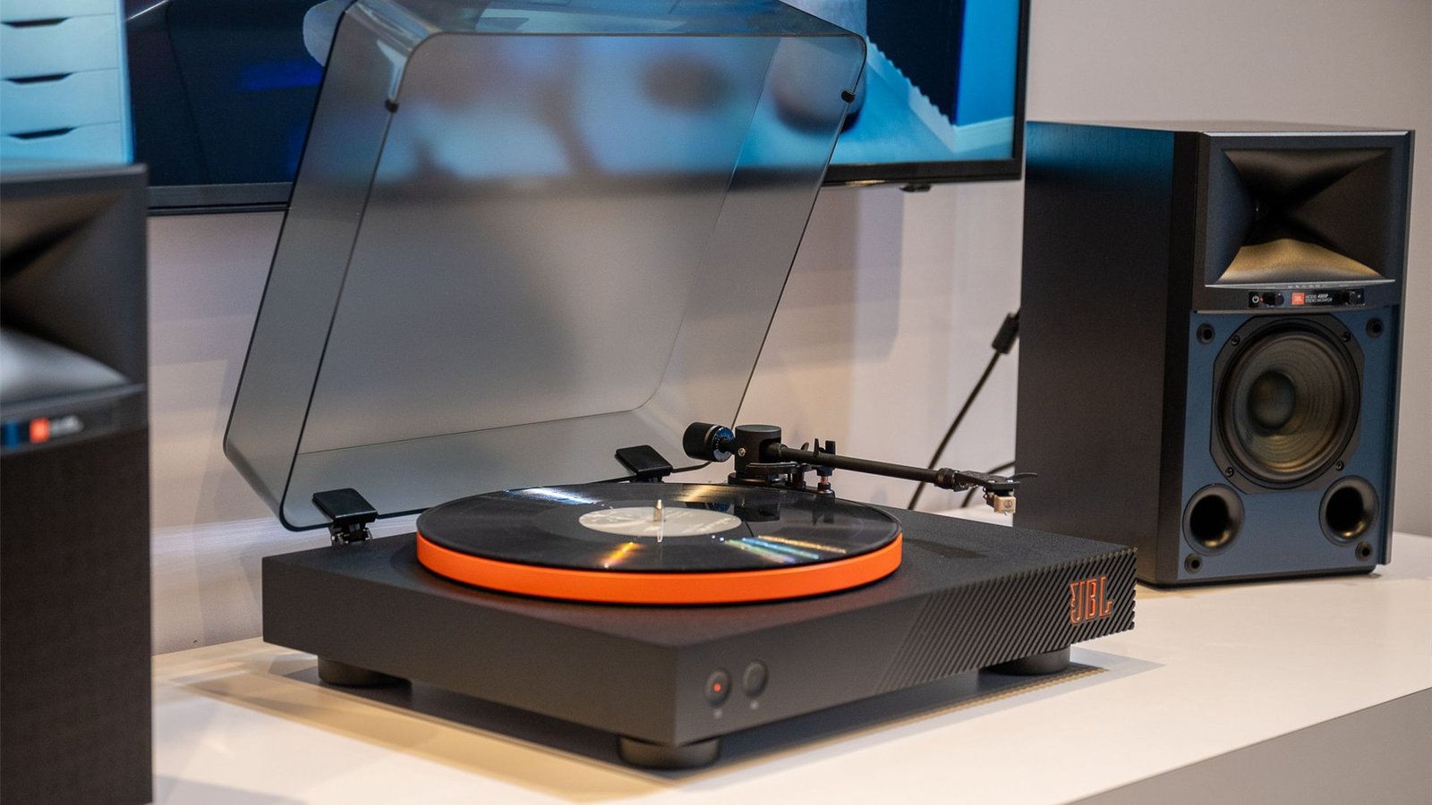 Un tourne-disque en vinyle avec des haut-parleurs.
