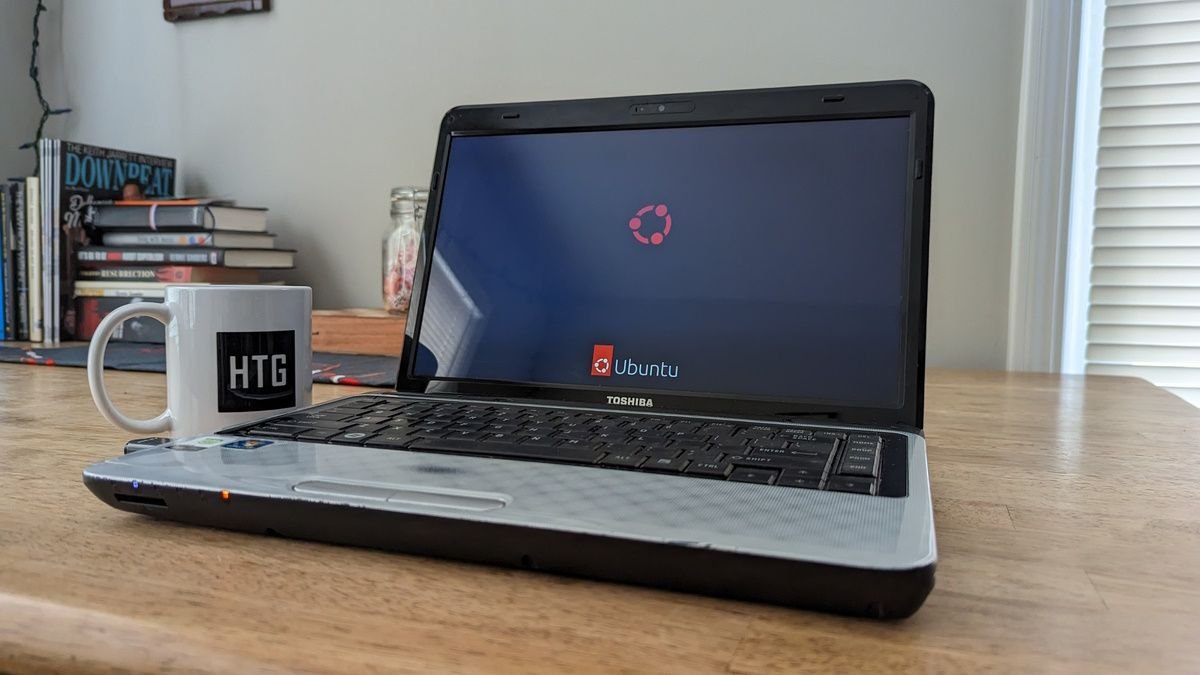 Un ordinateur portable exécutant Linux assis sur une table.