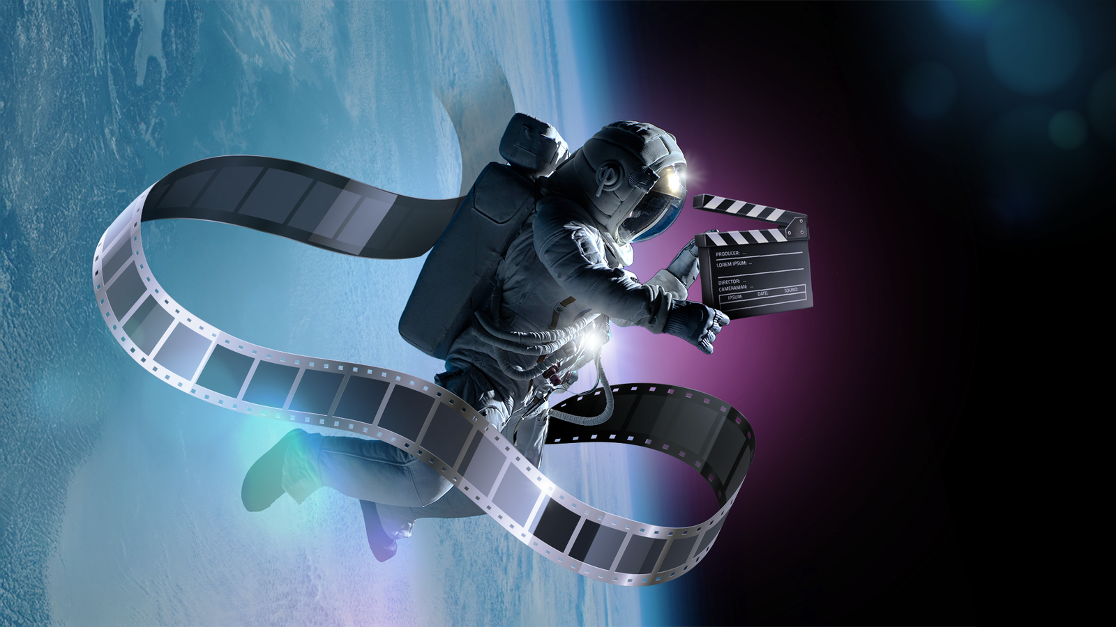 Un astronaute dans l'espace tenant un clapper avec une bande de film flottant autour d'eux.
