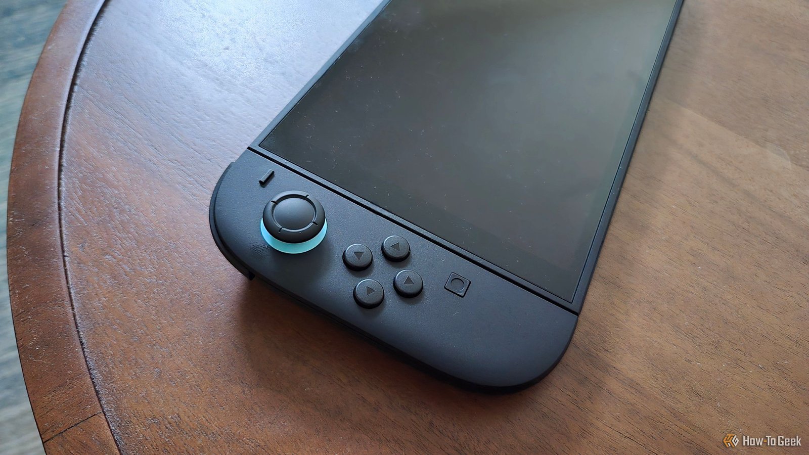 Un gros plan du Joy-Con gauche sur un commutateur Nintendo 2.