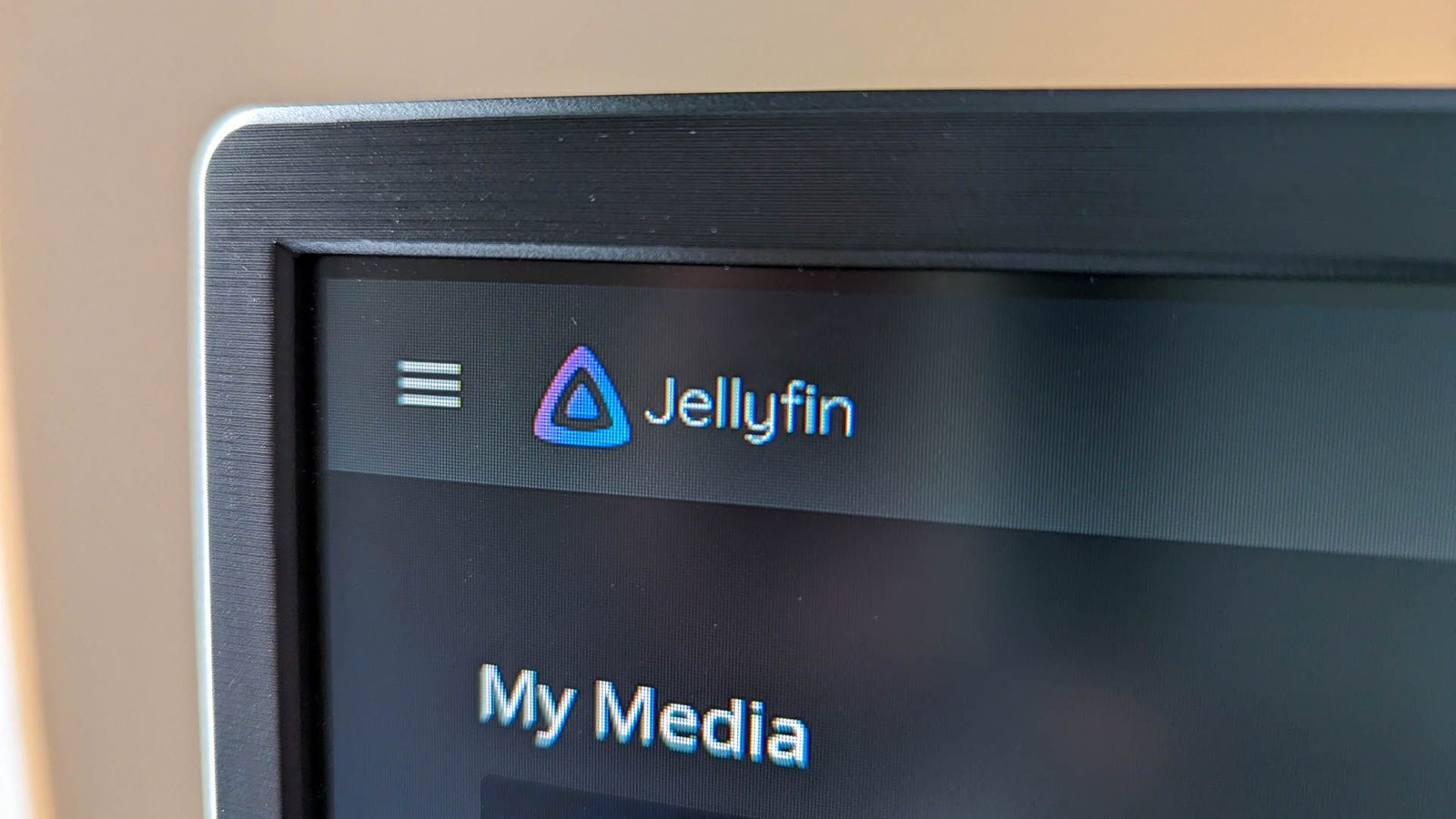 Logo de serveur de média Jellyfin sur un moniteur d'ordinateur