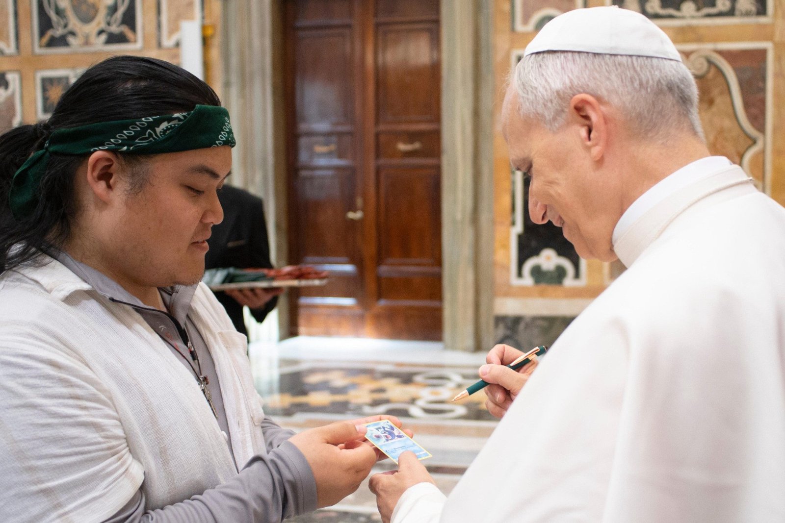 Pape Leo et Reptile Cake Pokemon Card Credit Vatican Media